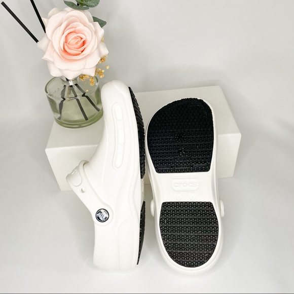 White CROCS Unisex Slip Resistant Work Shoe Size 6 Women/4 Men - Picture 5 of 12